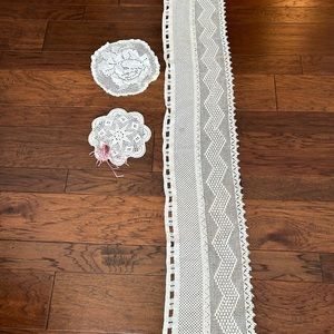 Table Runner and Doilies (2)